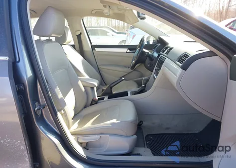 2012 Volkswagen Passat 2.5L Se z USA, uszkodzony, nr VIN 1VWBP7A36CC103705